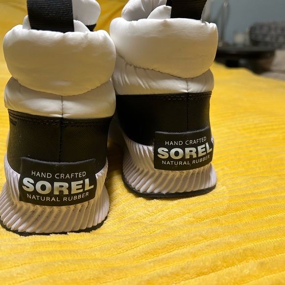 Sorel. Worn once just not my style! They are comfy! - Picture 4 of 6